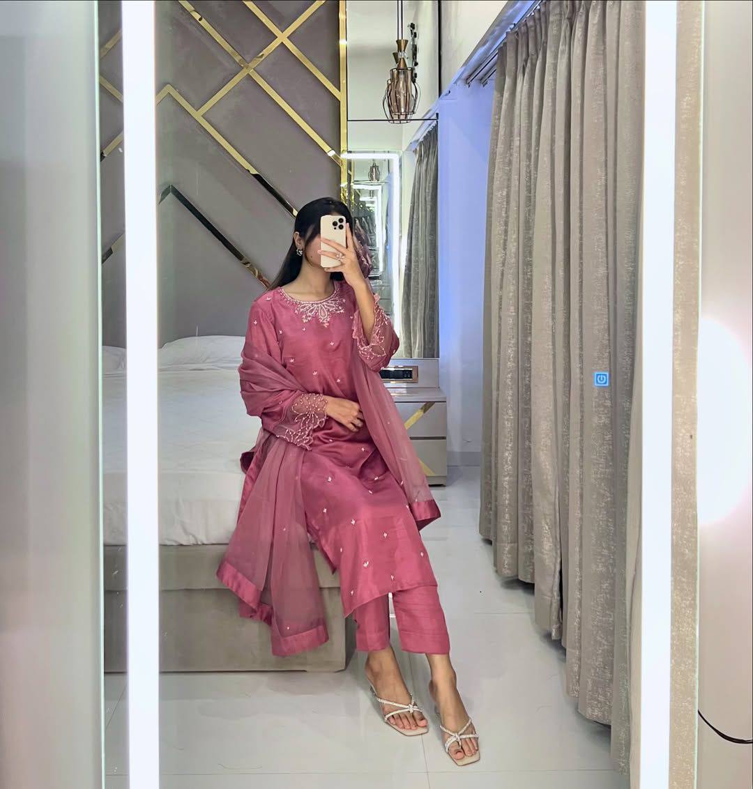 DESIGNER WEAR EXCLUSIVE 3 PIECE SUIT IN BEADS WORK ON KURTI,PLAIN PANT WITH ORGANZA DUPATTA